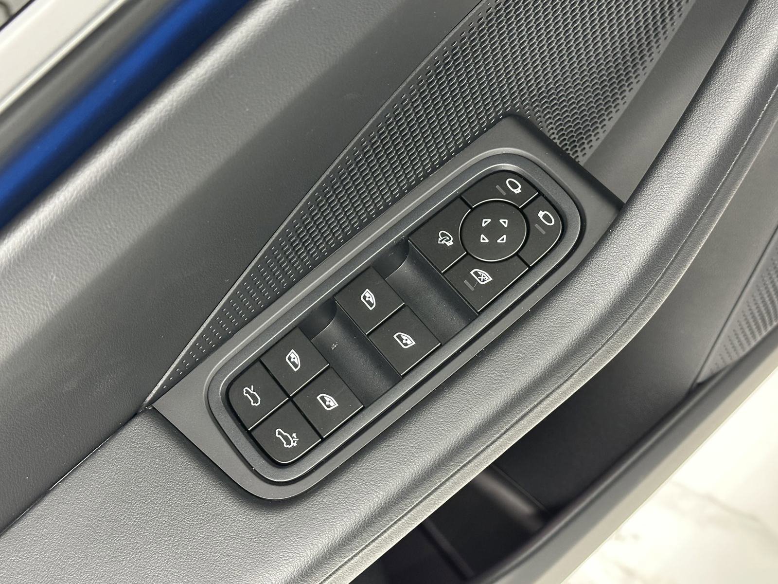 Certified 2025 Porsche Macan Electric image 29