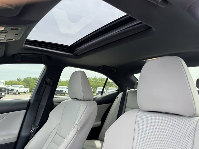 Used 2016 Lexus IS 200t w/ F Sport Package RWD image 32