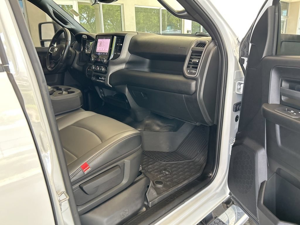 Used 2025 RAM 3500 Tradesman w/ Chrome Appearance Group AWD/4WD image 31