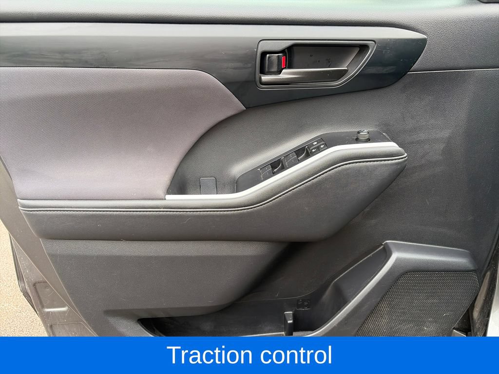 Used 2023 Toyota Highlander L FWD image 18