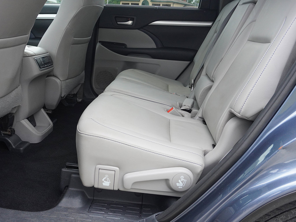 Used 2019 Toyota Highlander XLE AWD/4WD image 35