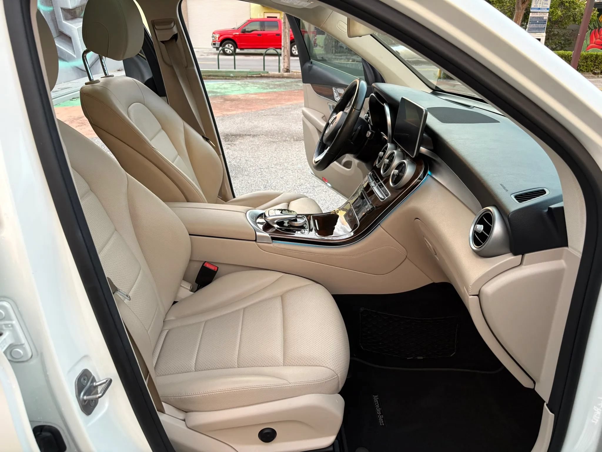 Used 2017 Mercedes-Benz GLC 300 4MATIC image 27