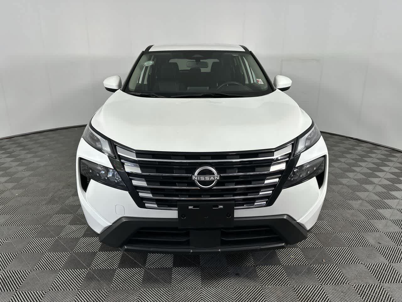 Used 2024 Nissan Rogue SV AWD/4WD image 3