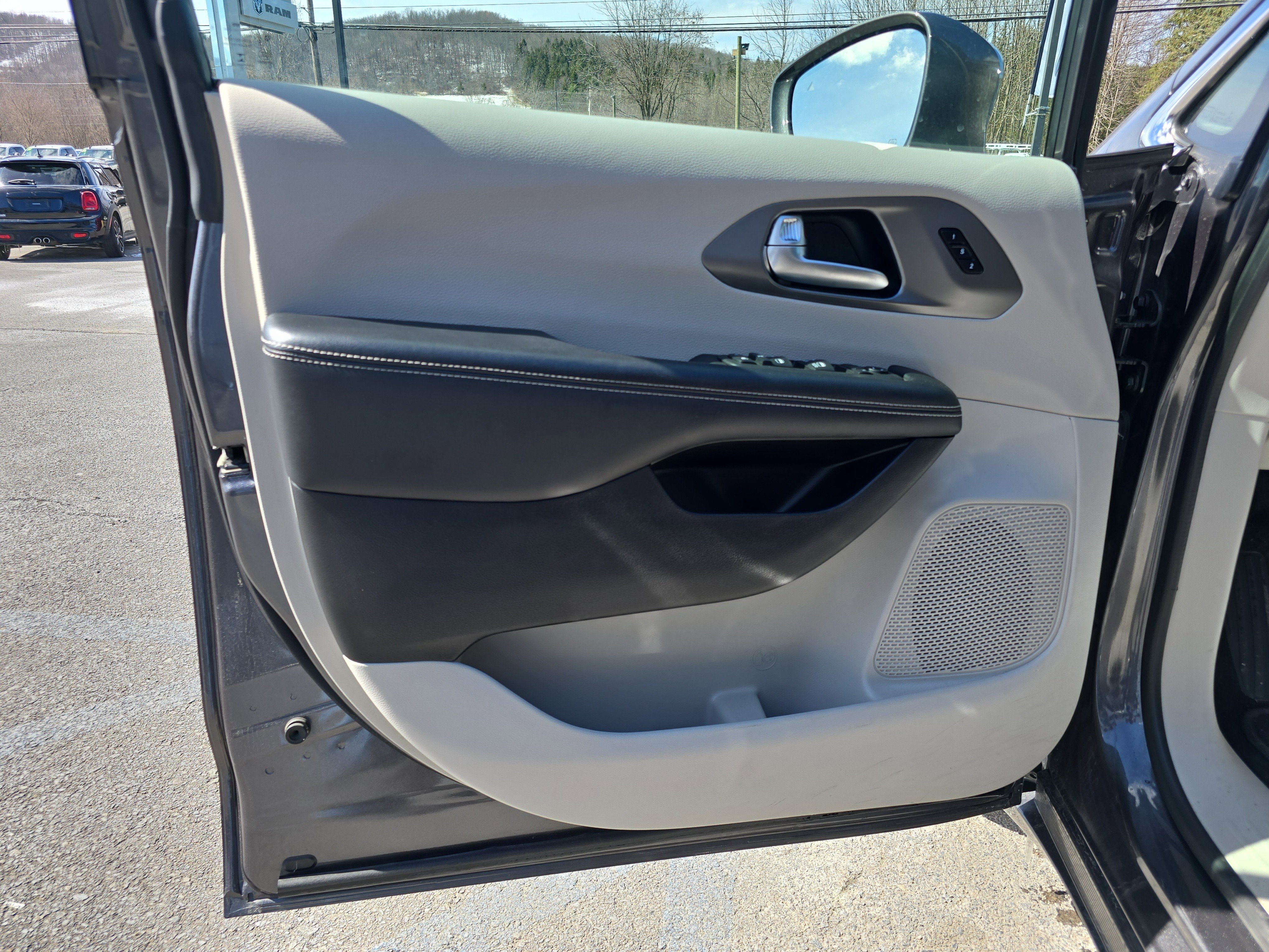 Used 2022 Chrysler Pacifica Touring-L image 18