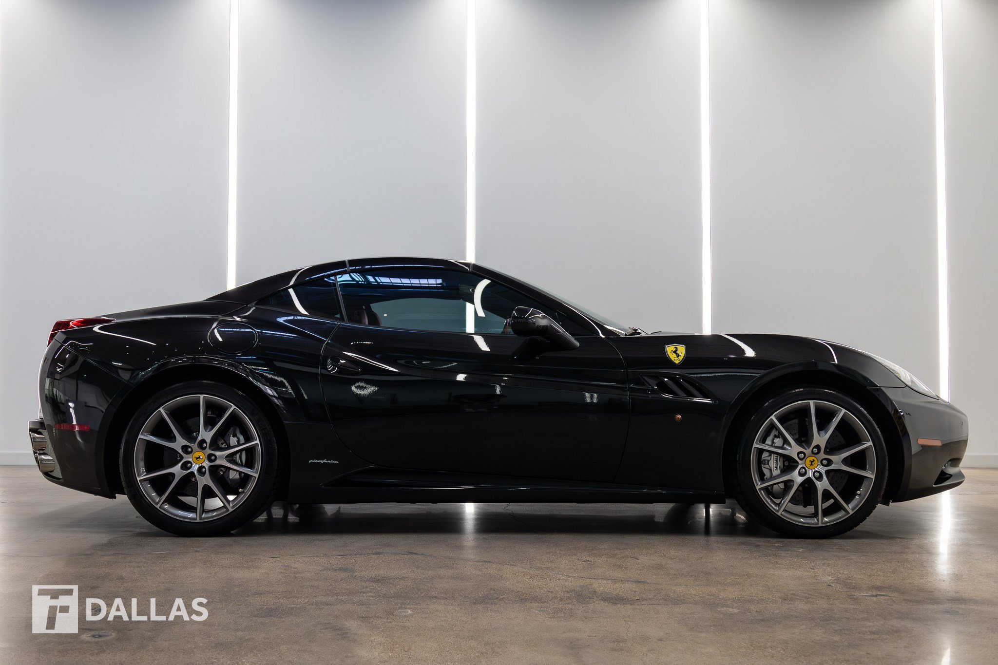 Used 2011 Ferrari California RWD image 17