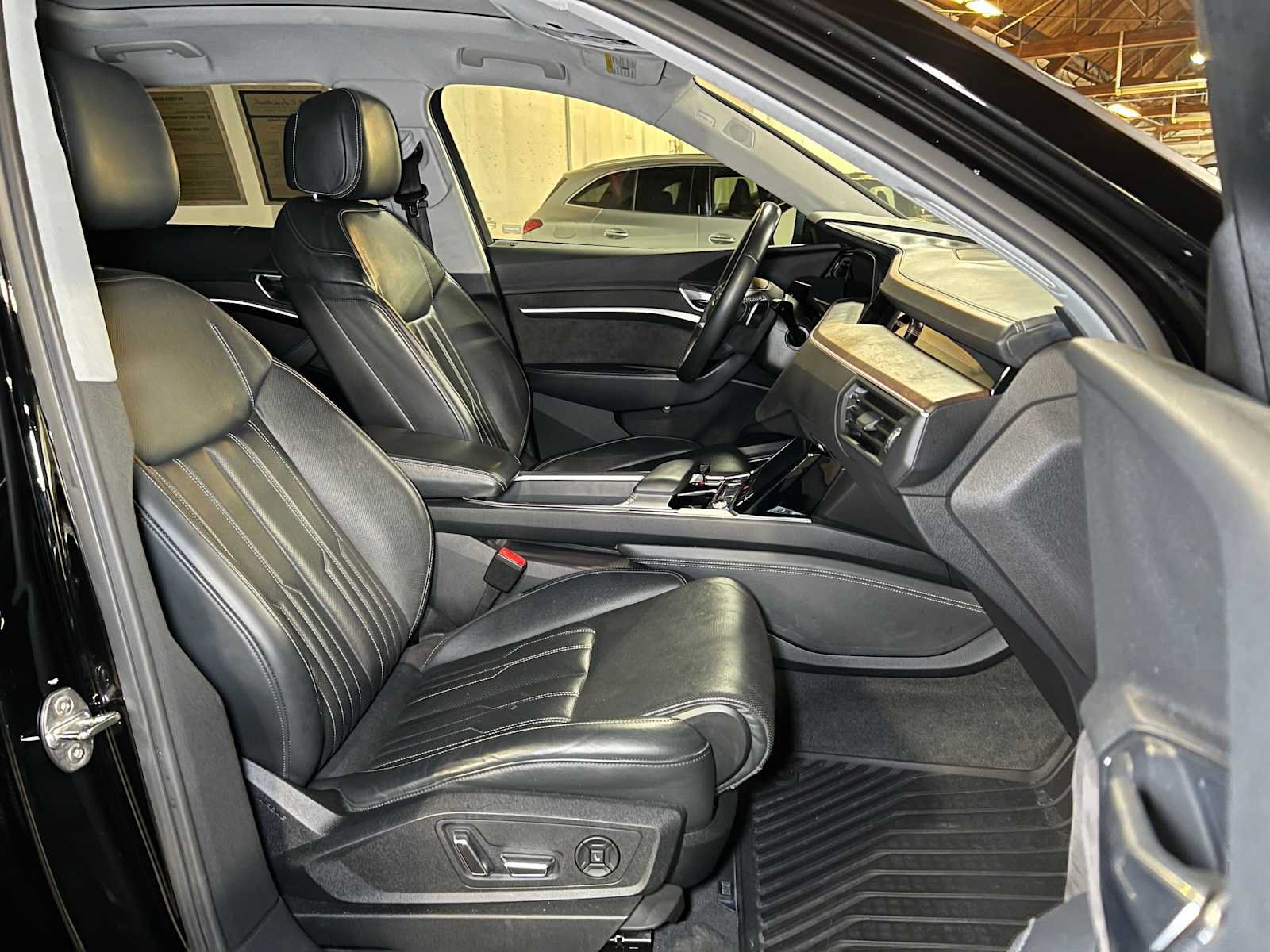 Used 2019 Audi e-tron Prestige w/ Prestige Package AWD/4WD image 12