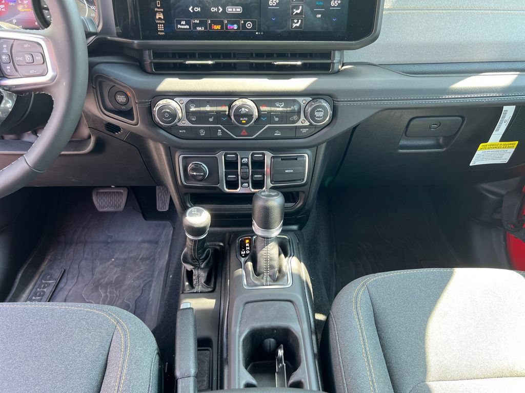 Used 2025 Jeep Wrangler Unlimited Sahara w/ Technology Group AWD/4WD image 12