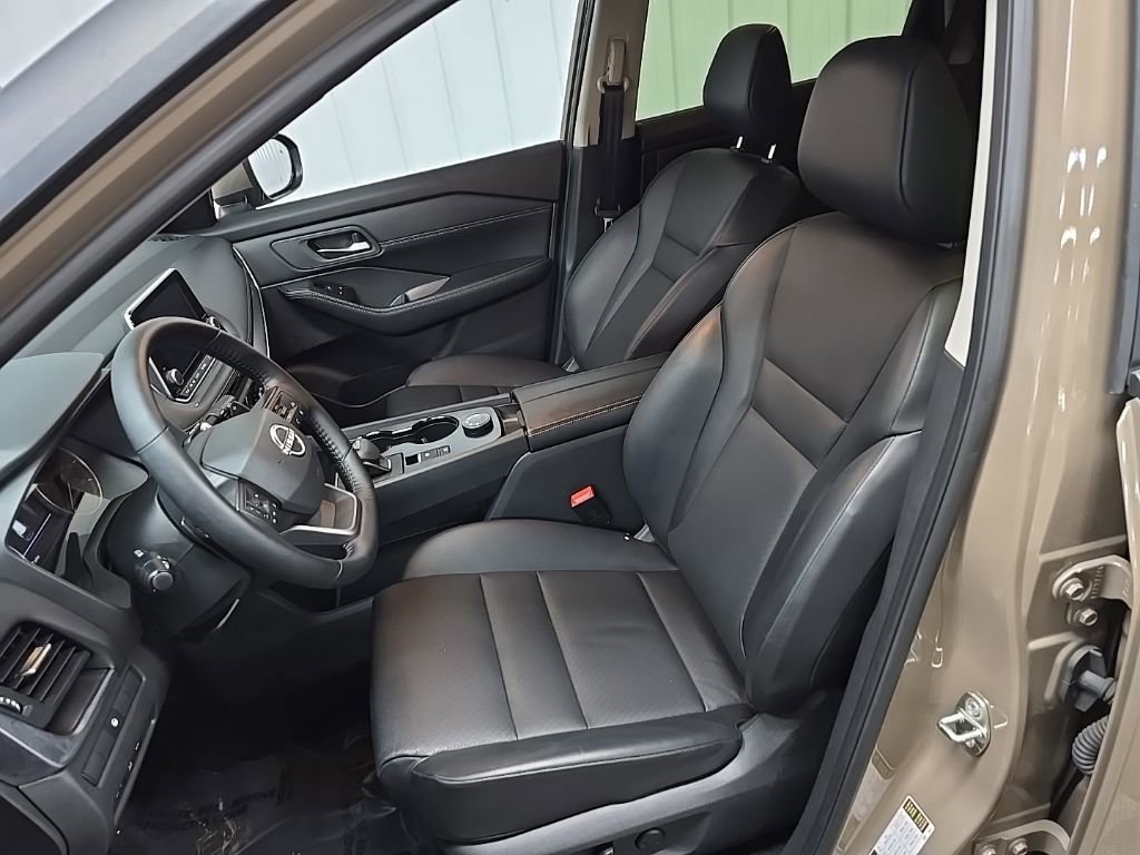 Used 2025 Nissan Rogue SV w/ SV Premium Package image 30