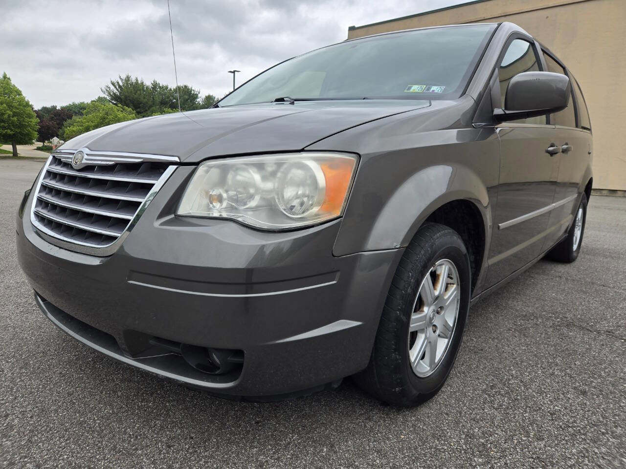 Used 2010 Chrysler Town & Country Touring Plus FWD image 1
