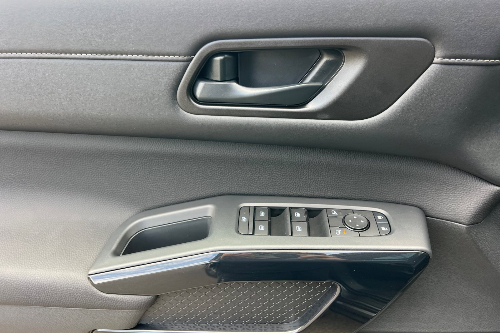 New 2025 Nissan Pathfinder SV w/ SV Premium Package image 12