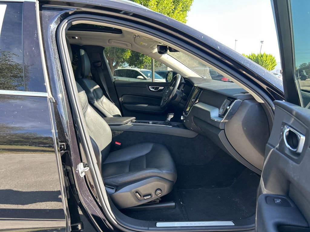 Used 2020 Volvo XC60 T5 Momentum image 40