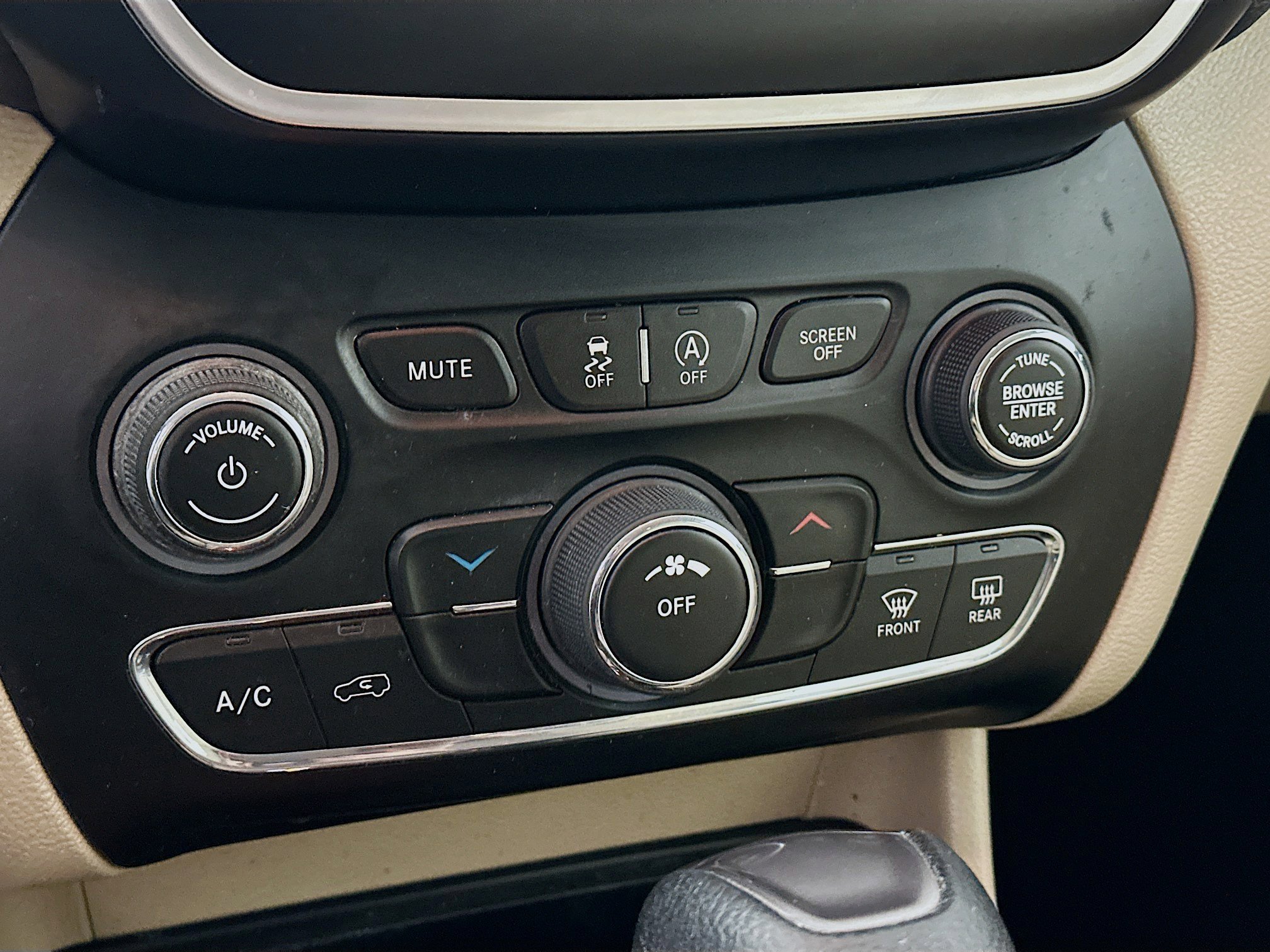 Used 2019 Jeep Cherokee Latitude w/ Popular Appearance Group image 22