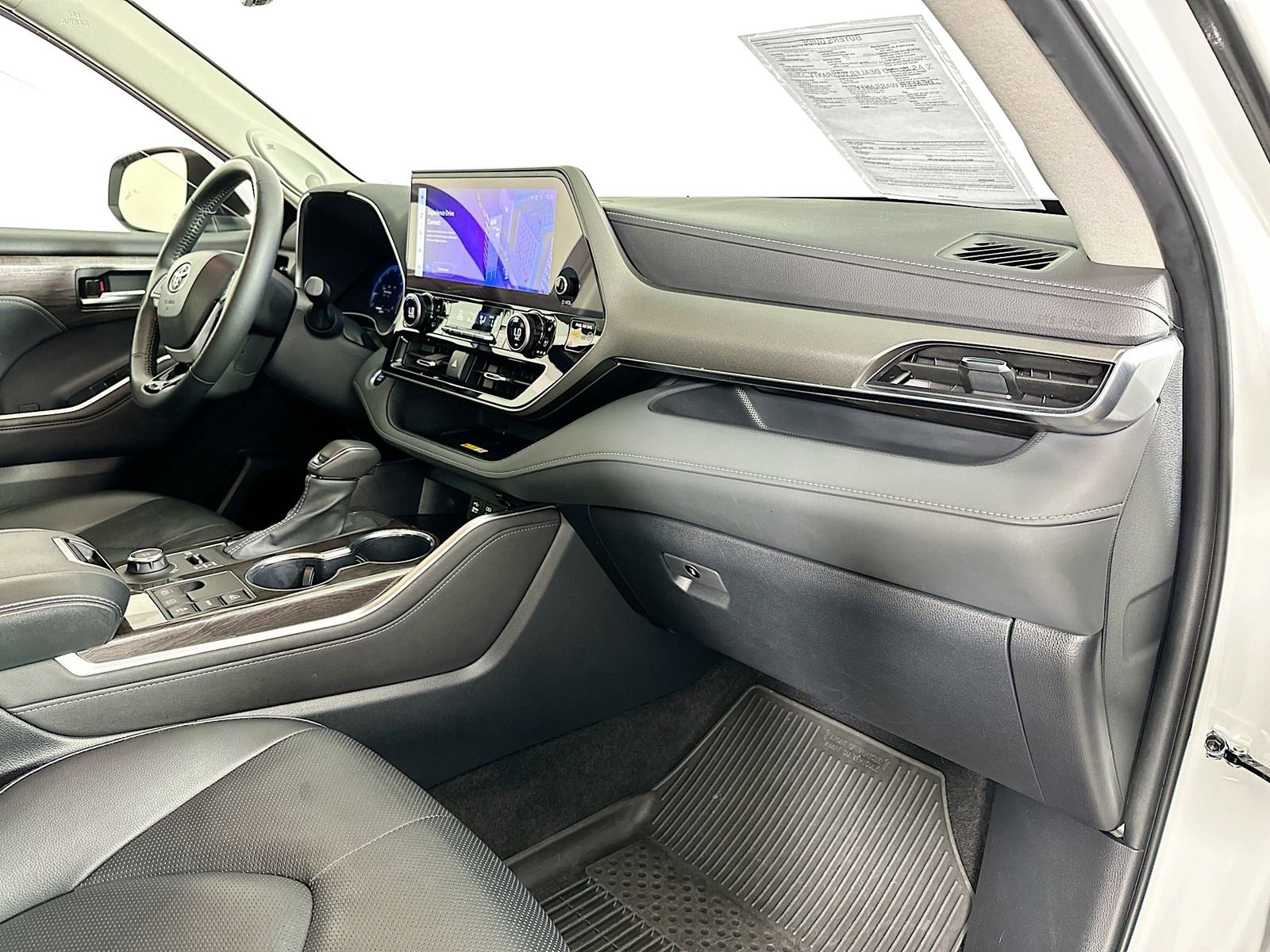 Used 2024 Toyota Highlander Limited image 32