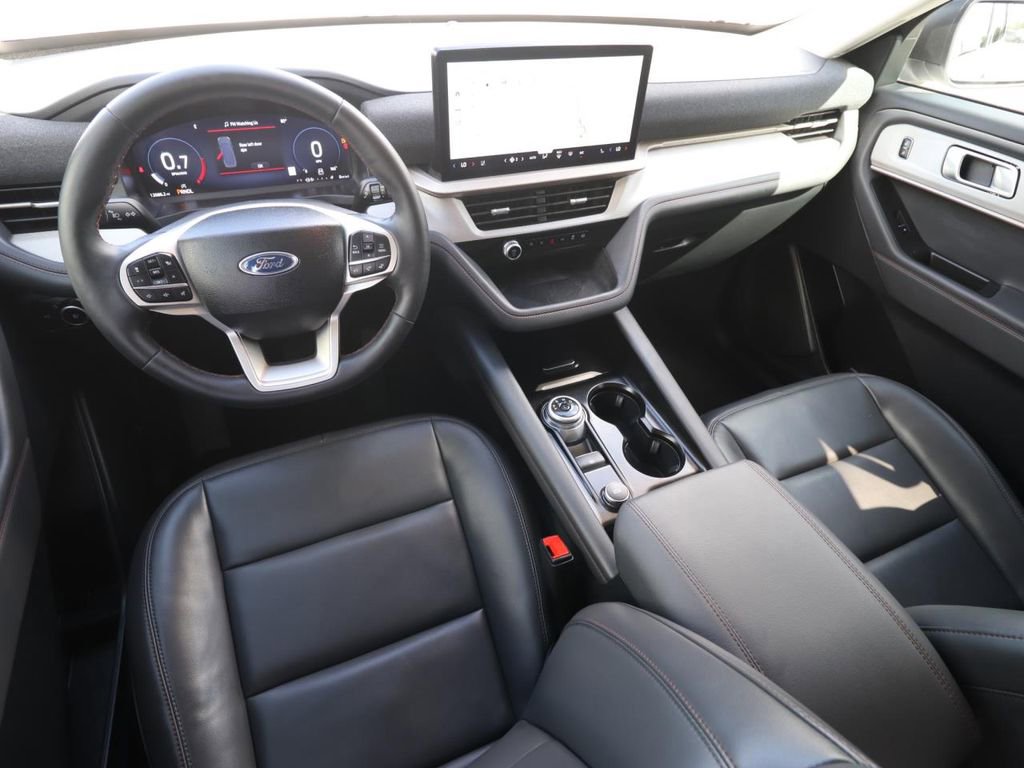 Certified 2025 Ford Explorer Active w/ Active Comfort Package RWD image 6