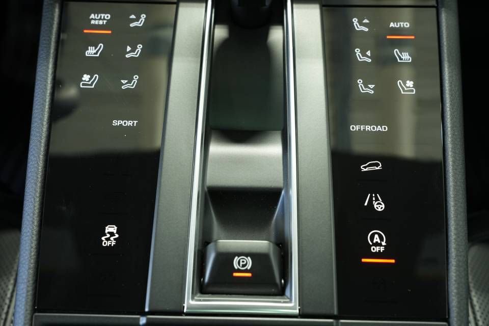 Certified 2025 Porsche Macan AWD/4WD image 22