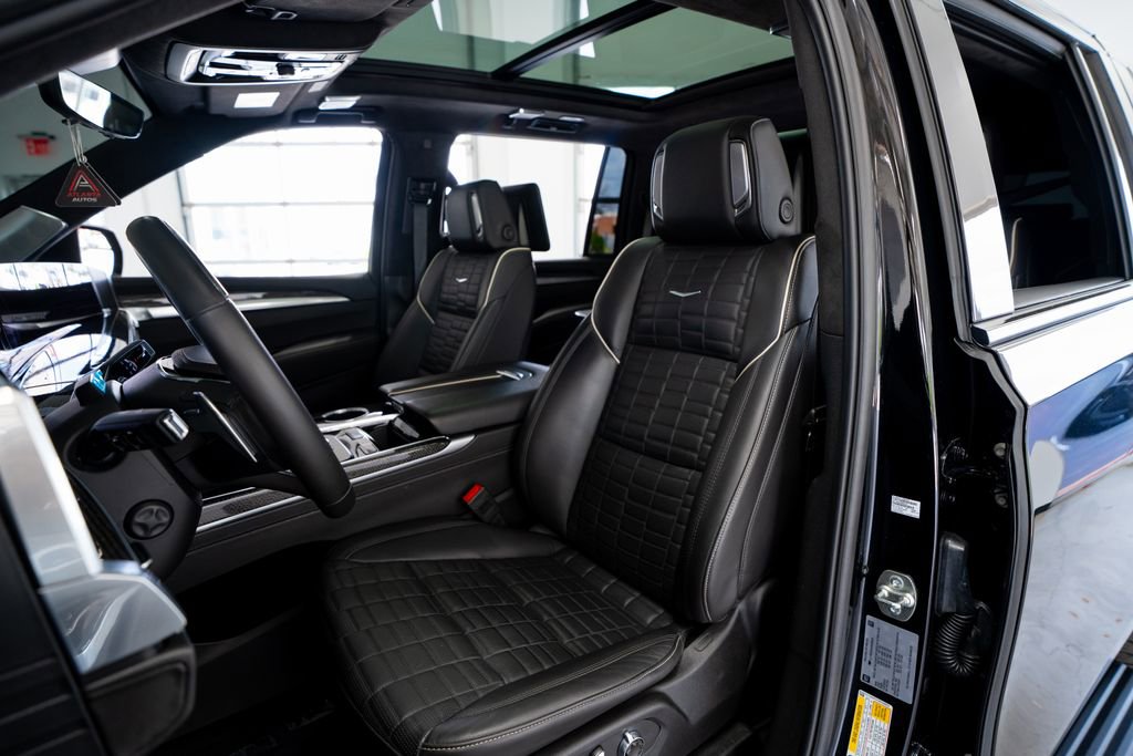 Used 2025 Cadillac Escalade ESV V image 36