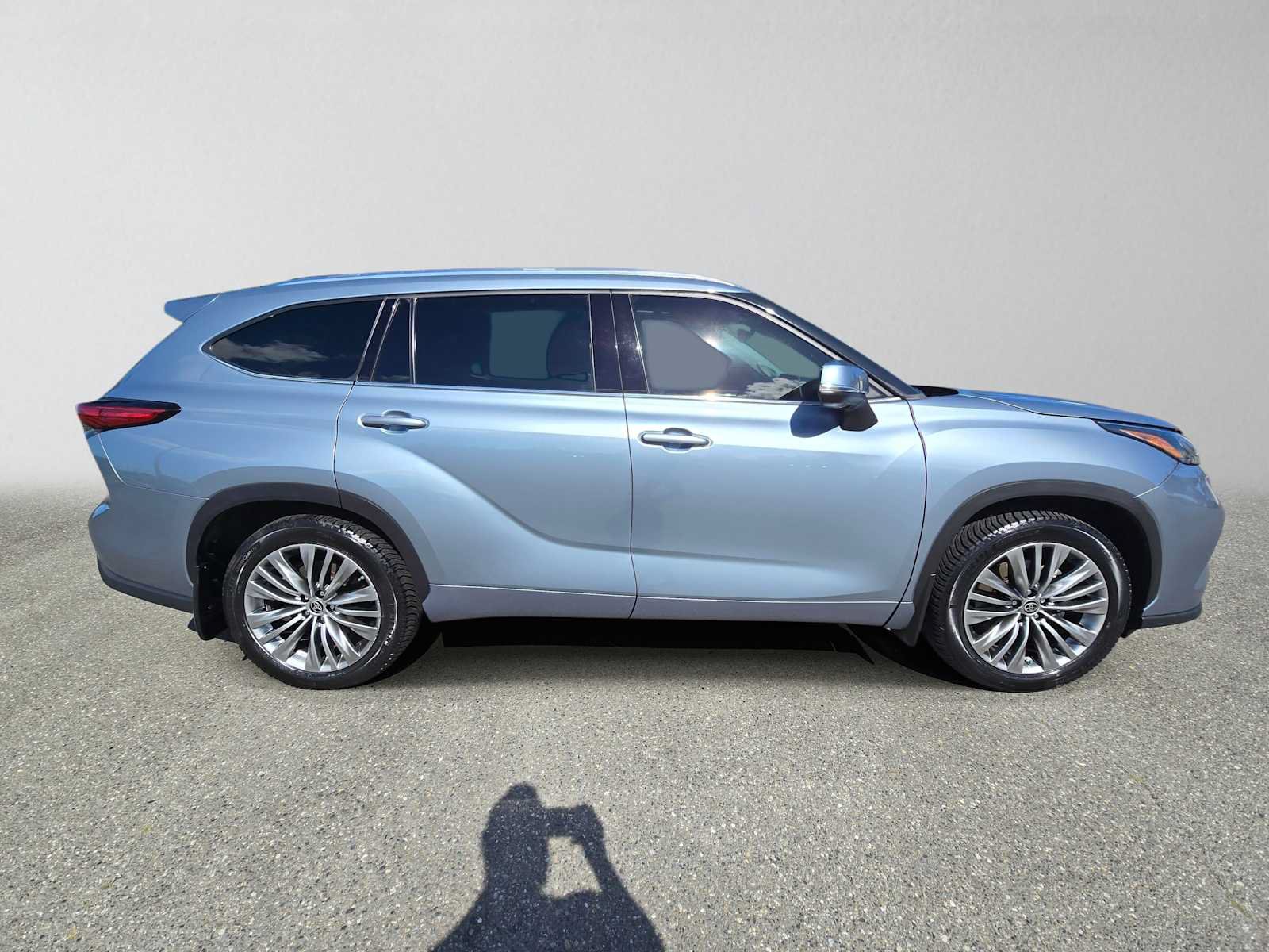 Used 2021 Toyota Highlander Platinum AWD/4WD image 2