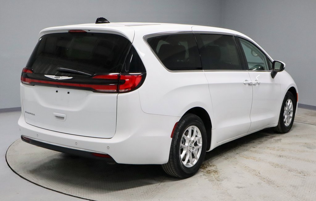 Used 2023 Chrysler Pacifica Touring-L image 6