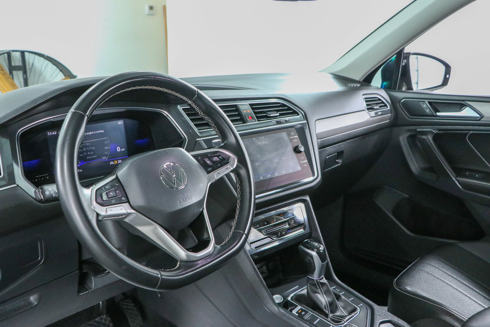 Used 2022 Volkswagen Tiguan SE w/ Panoramic Sunroof Package AWD/4WD image 23