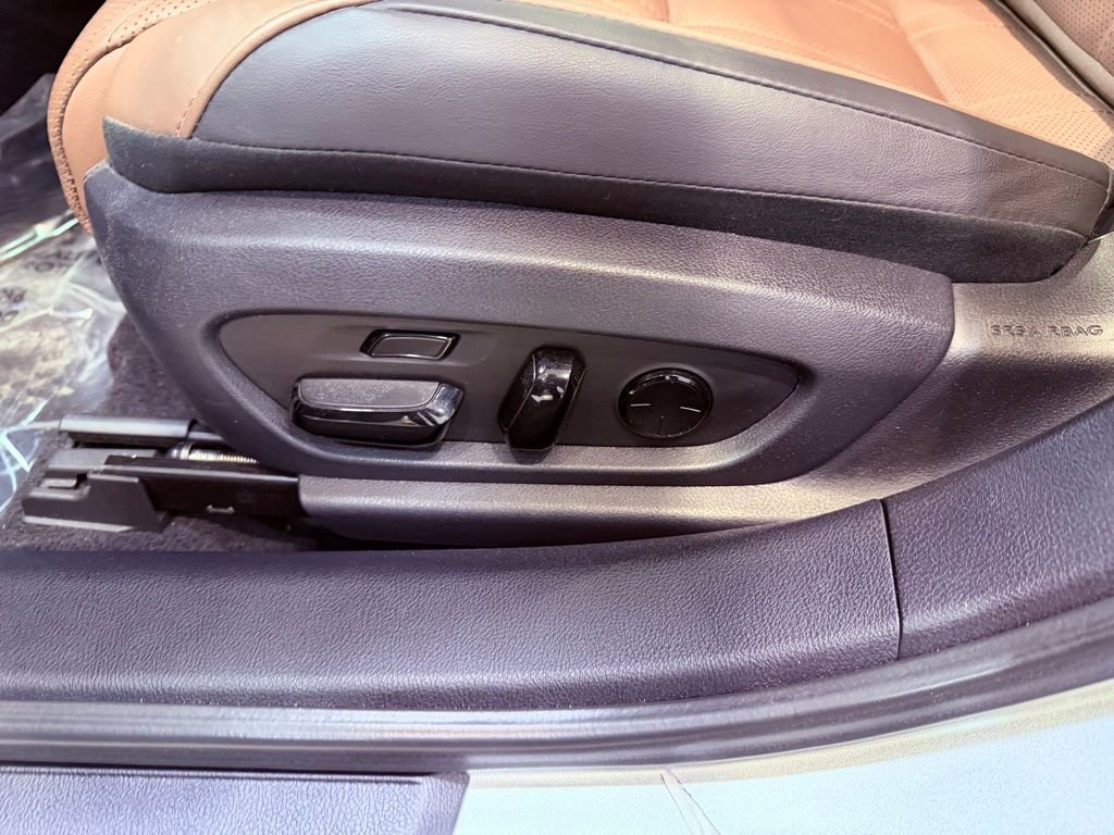 Used 2024 Lexus ES 300h w/ Luxury Package image 21