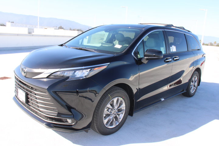 New 2026 Toyota Sienna XLE FWD image 6
