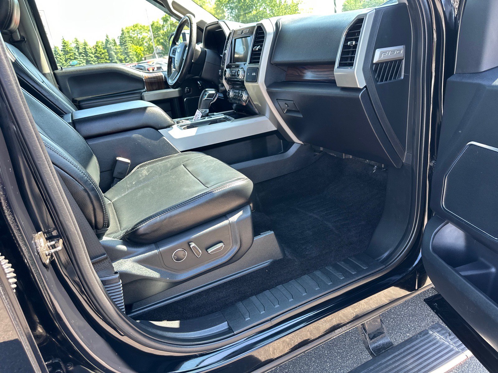 Used 2017 Ford F150 Lariat w/ Equipment Group 502A Luxury AWD/4WD image 29