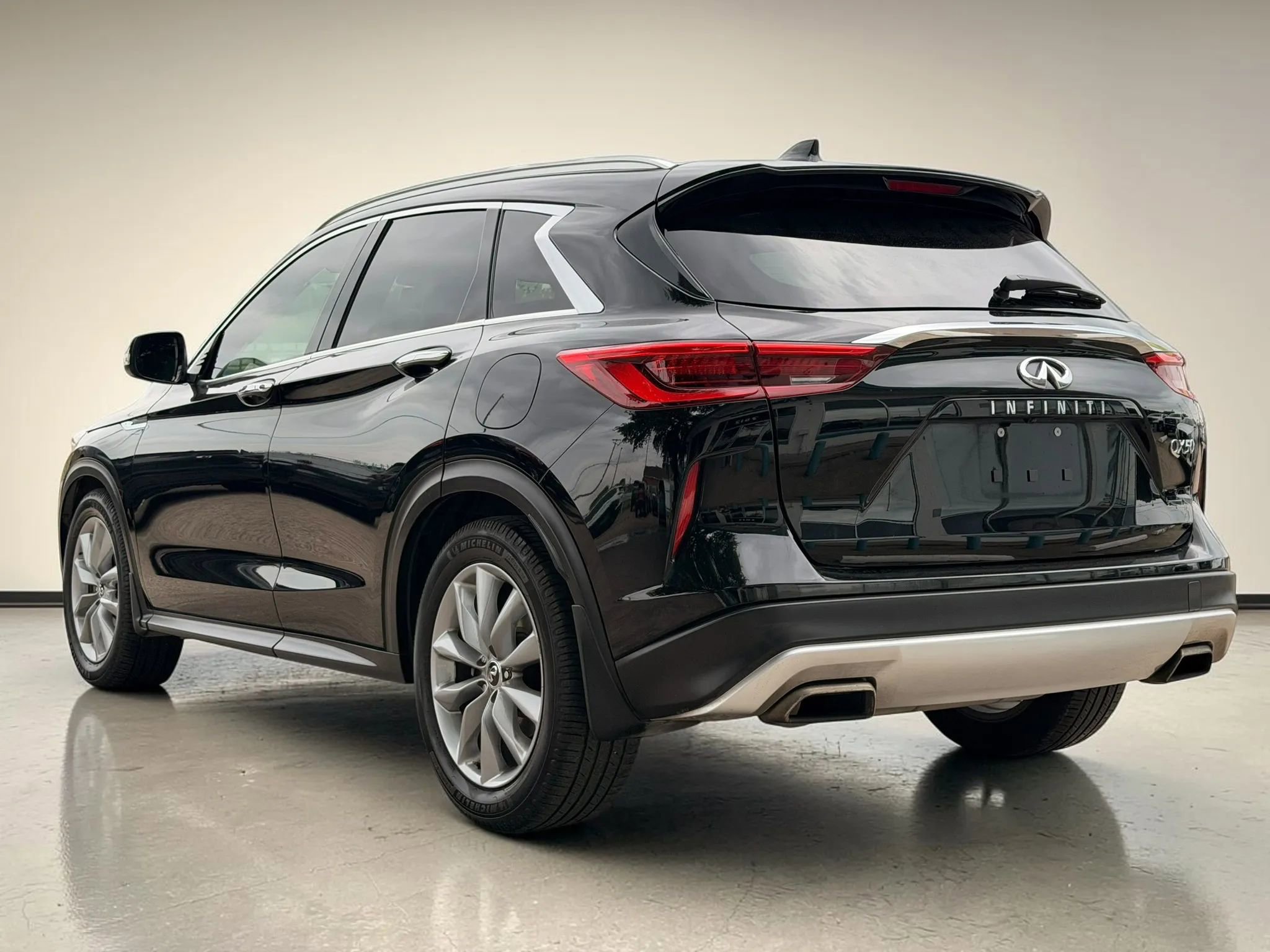Used 2019 INFINITI QX50 Luxe w/ Navigation Package FWD image 5