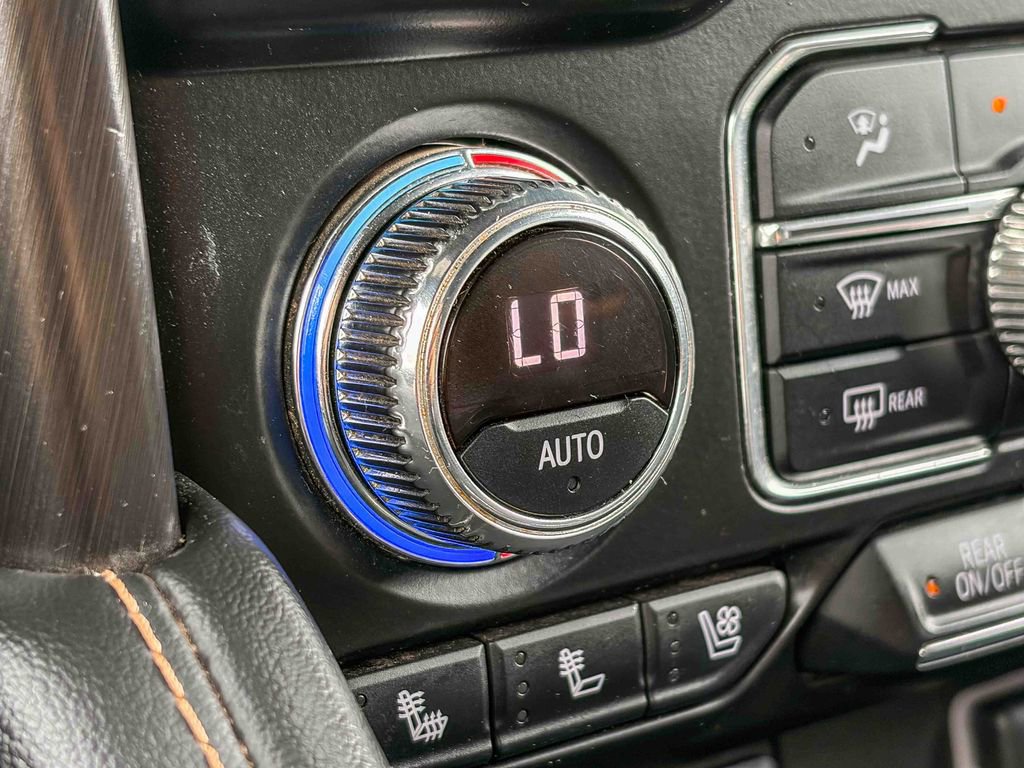 Used 2022 GMC Yukon XL AT4 image 32