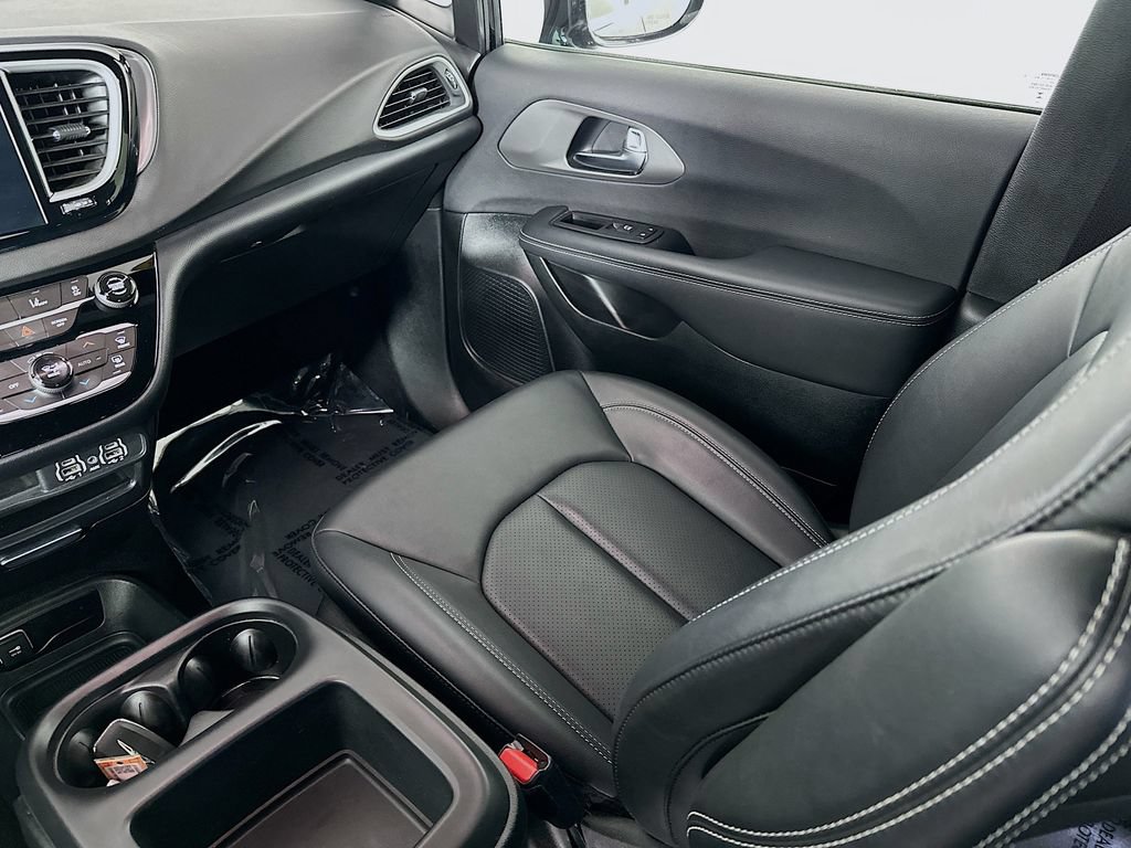Used 2025 Chrysler Pacifica Select FWD image 30