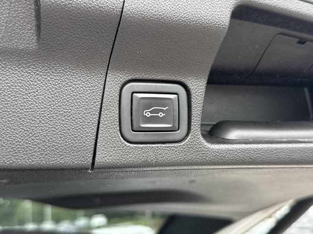 Used 2023 GMC Acadia SLT FWD image 22