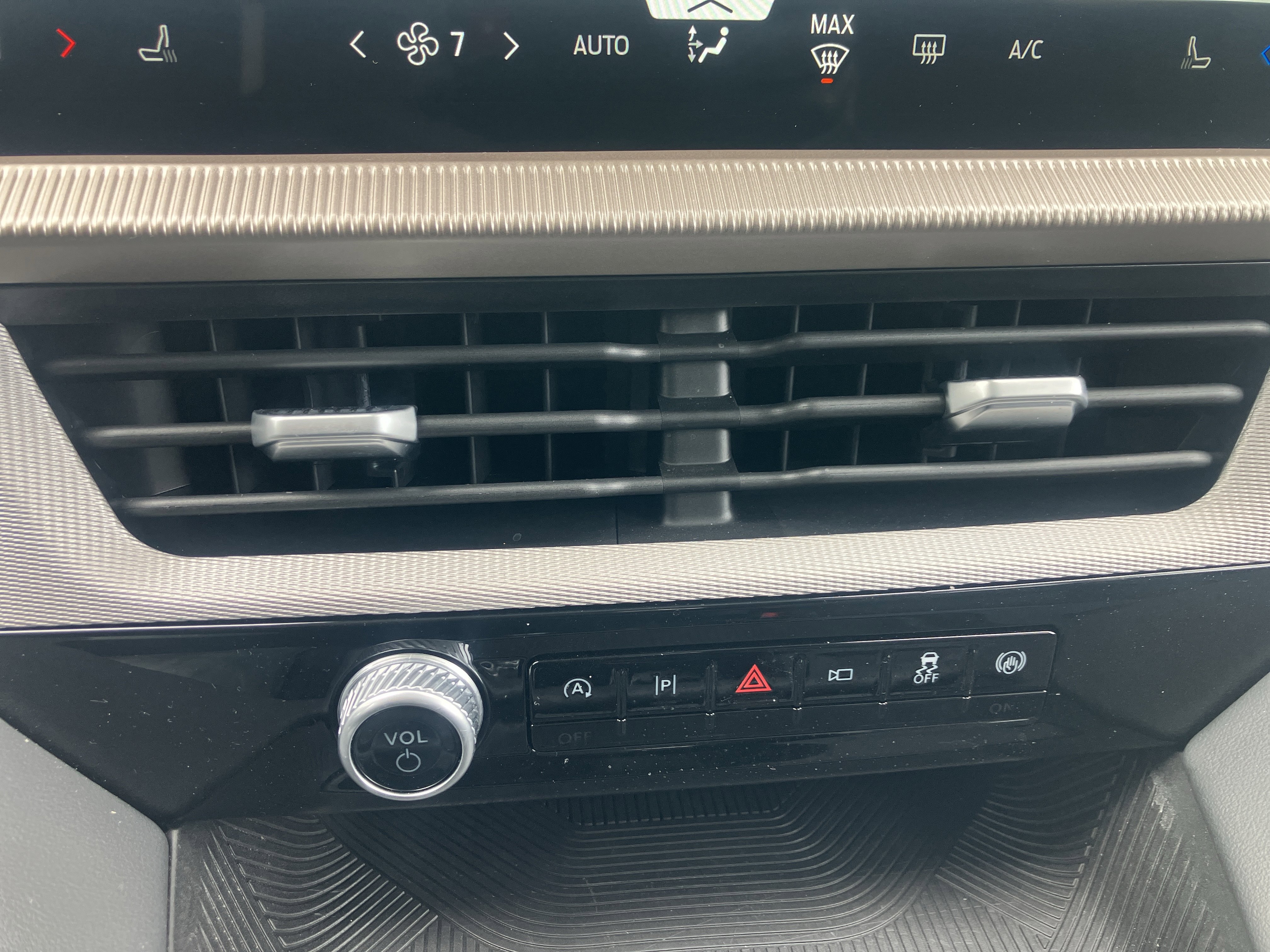 Used 2025 Ford Explorer Active image 29