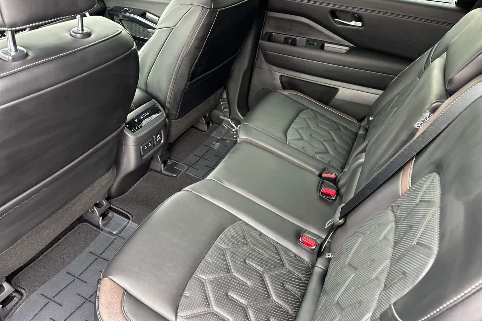 New 2026 Nissan Pathfinder Platinum image 4
