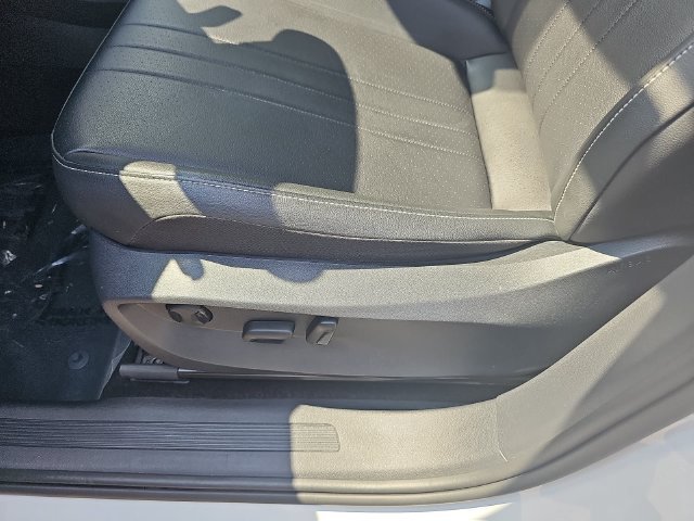 Used 2024 Volkswagen Tiguan SE FWD image 24