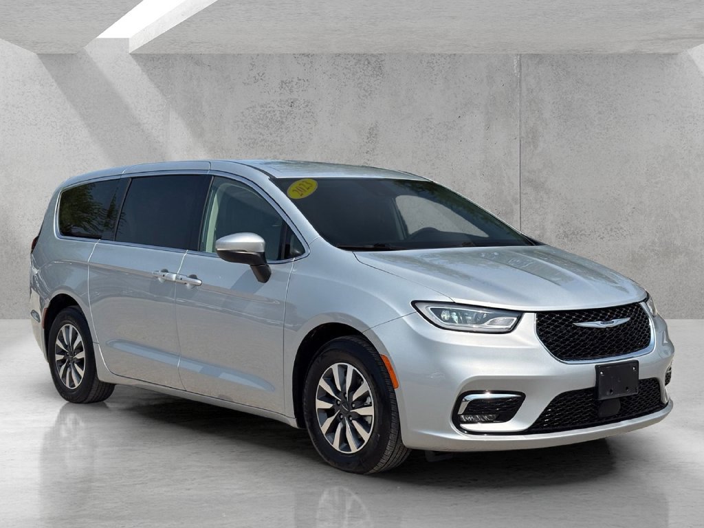 Used 2023 Chrysler Pacifica Touring-L FWD image 3