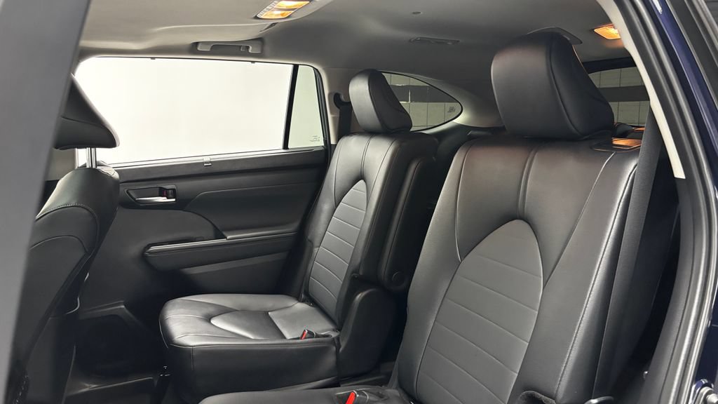 Used 2025 Toyota Highlander XLE AWD/4WD image 33
