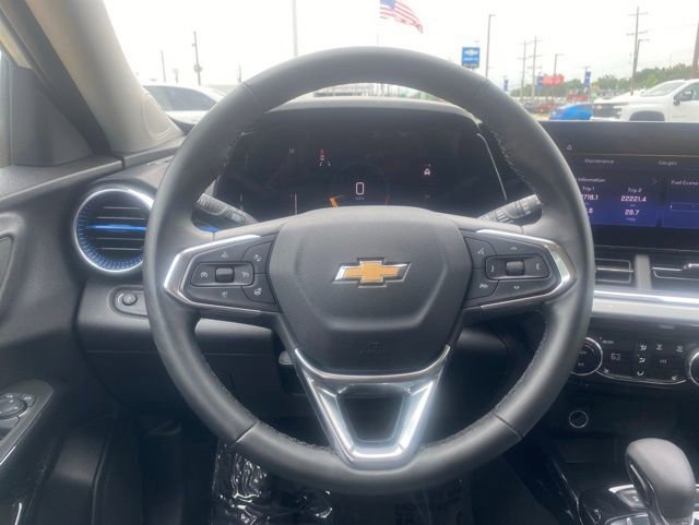 Used 2025 Chevrolet Trax LT w/ LT Convenience Package FWD image 18