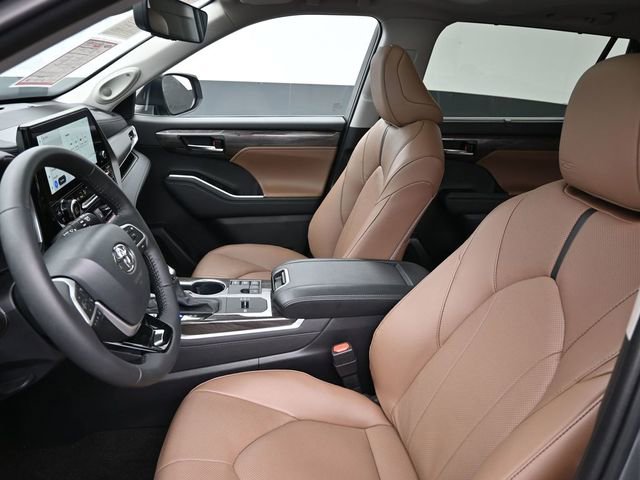 Certified 2025 Toyota Highlander XLE image 35