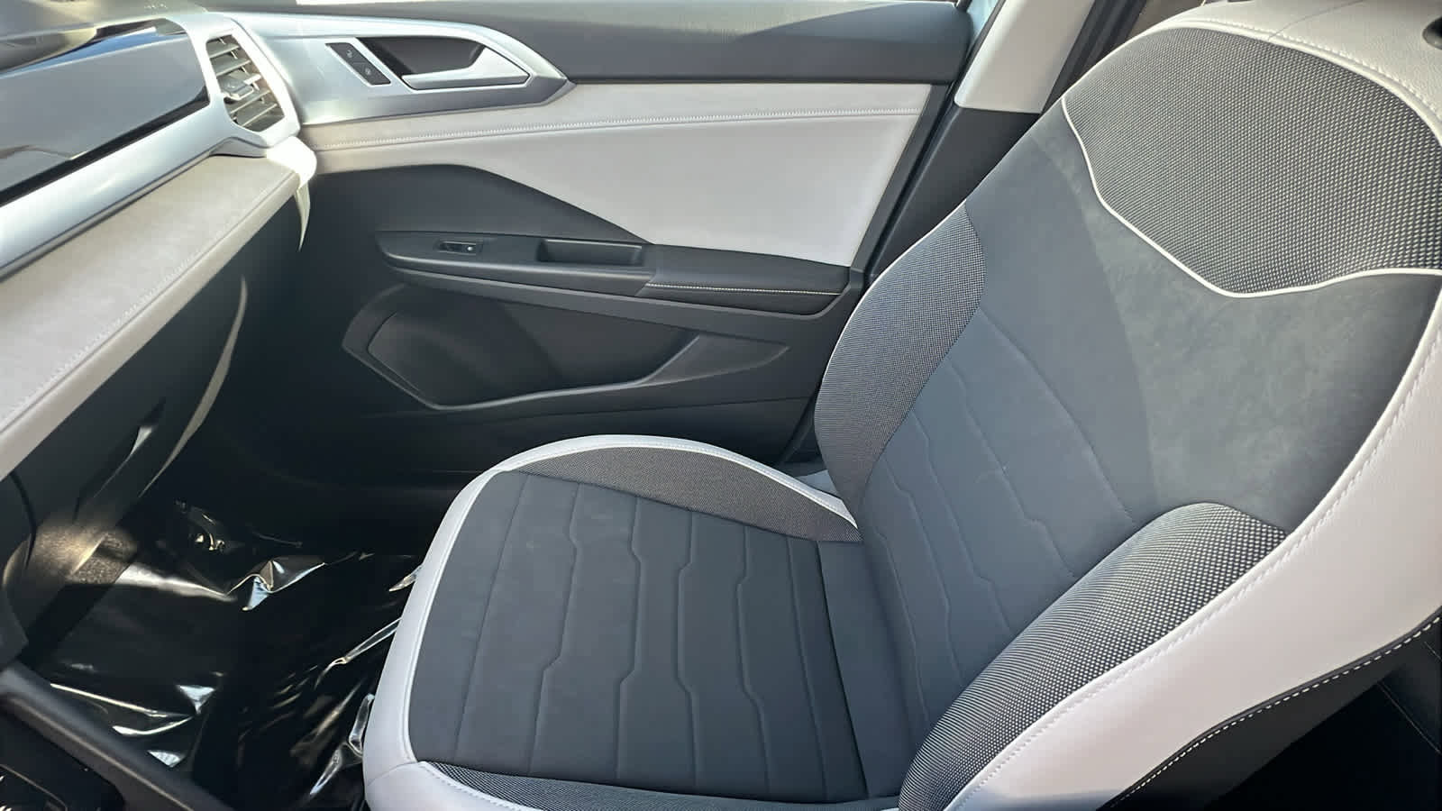 Used 2025 Volkswagen Taos SE w/ Panoramic Sunroof Package image 12