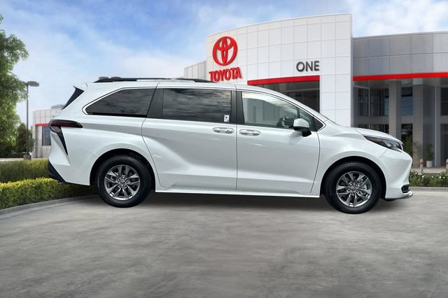 Certified 2026 Toyota Sienna XLE FWD image 3