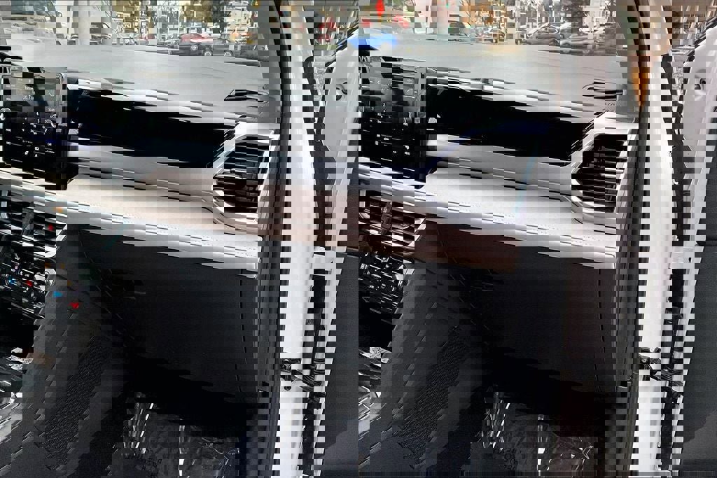 Certified 2025 Volkswagen Taos SE w/ Panoramic Sunroof Package image 16