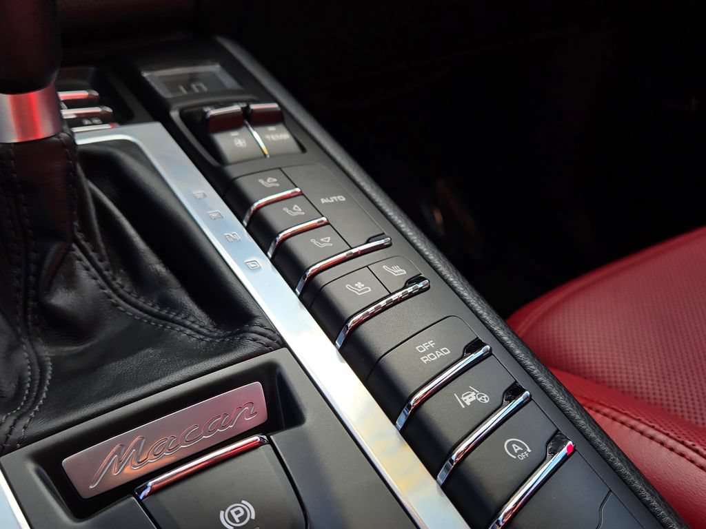 Used 2015 Porsche Macan Turbo AWD/4WD image 27