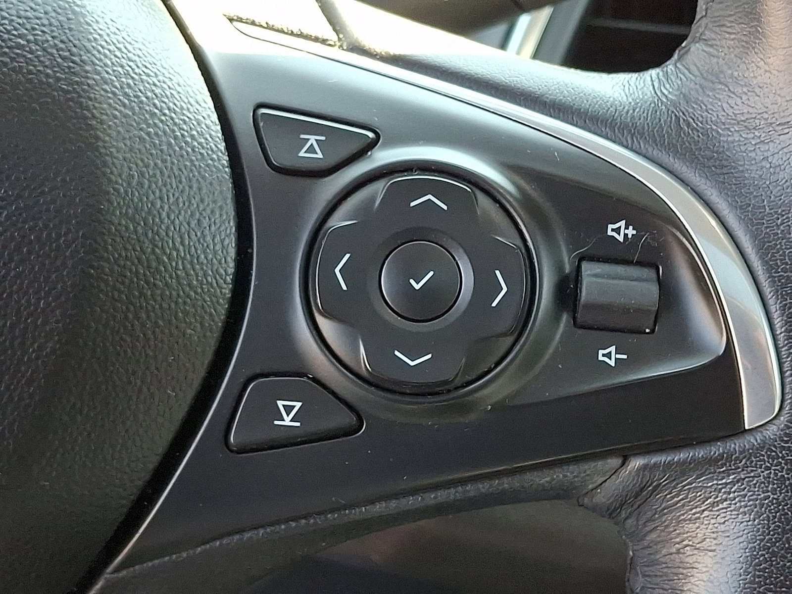 Used 2021 Buick Enclave Essence w/ Sport Touring Edition image 25