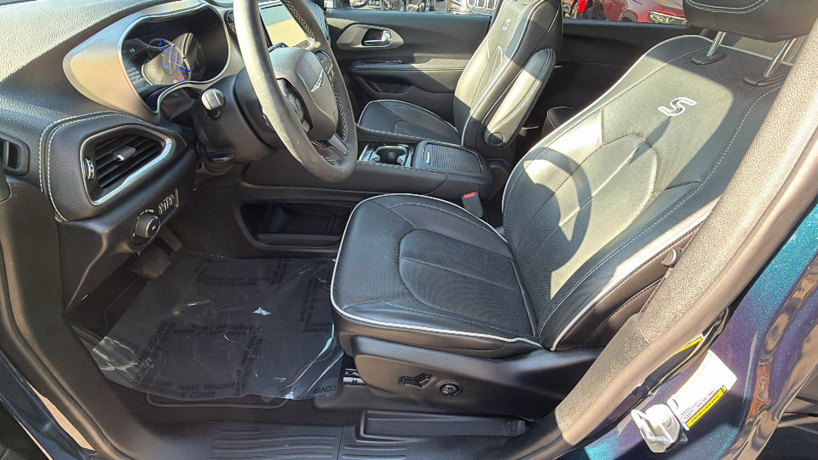 Used 2024 Chrysler Pacifica Premium FWD image 15
