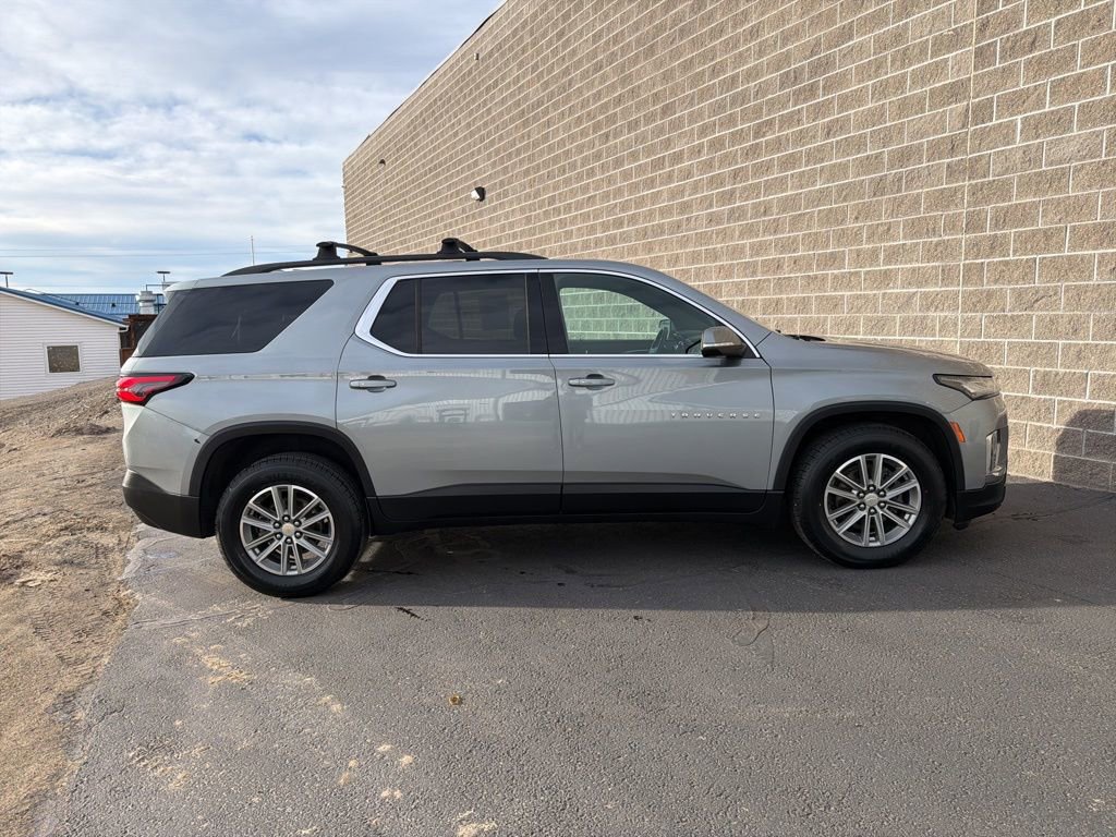Used 2023 Chevrolet Traverse LT image 3