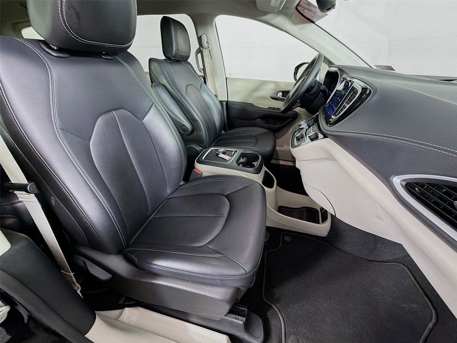 Used 2024 Chrysler Pacifica Select image 28