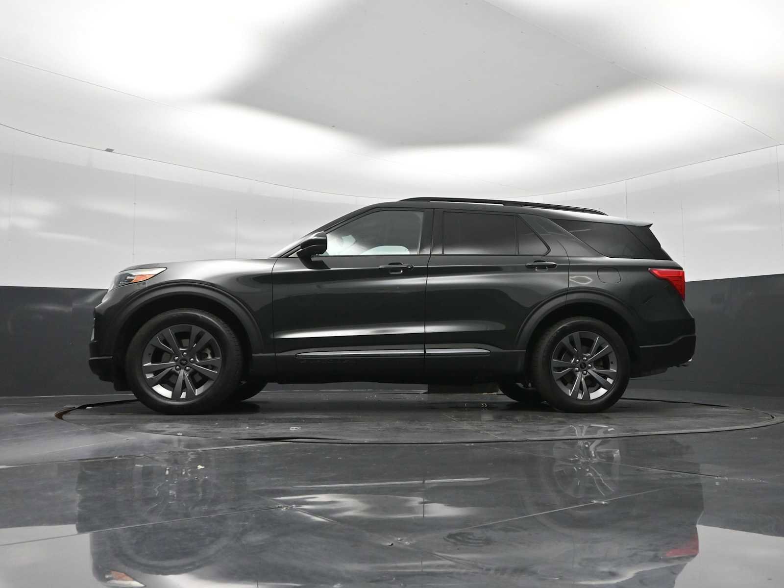 Used 2023 Ford Explorer XLT w/ Equipment Group 202A AWD/4WD image 30