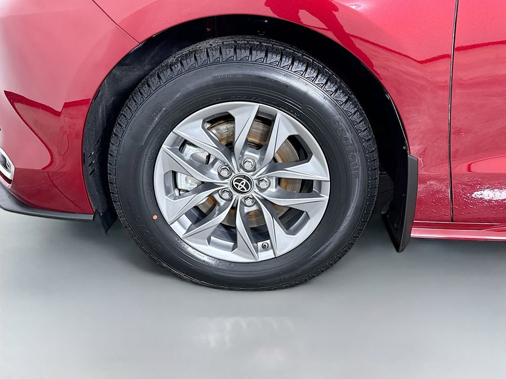 Certified 2022 Toyota Sienna XLE image 34