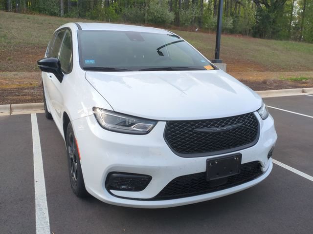 Used 2024 Chrysler Pacifica Select image 3