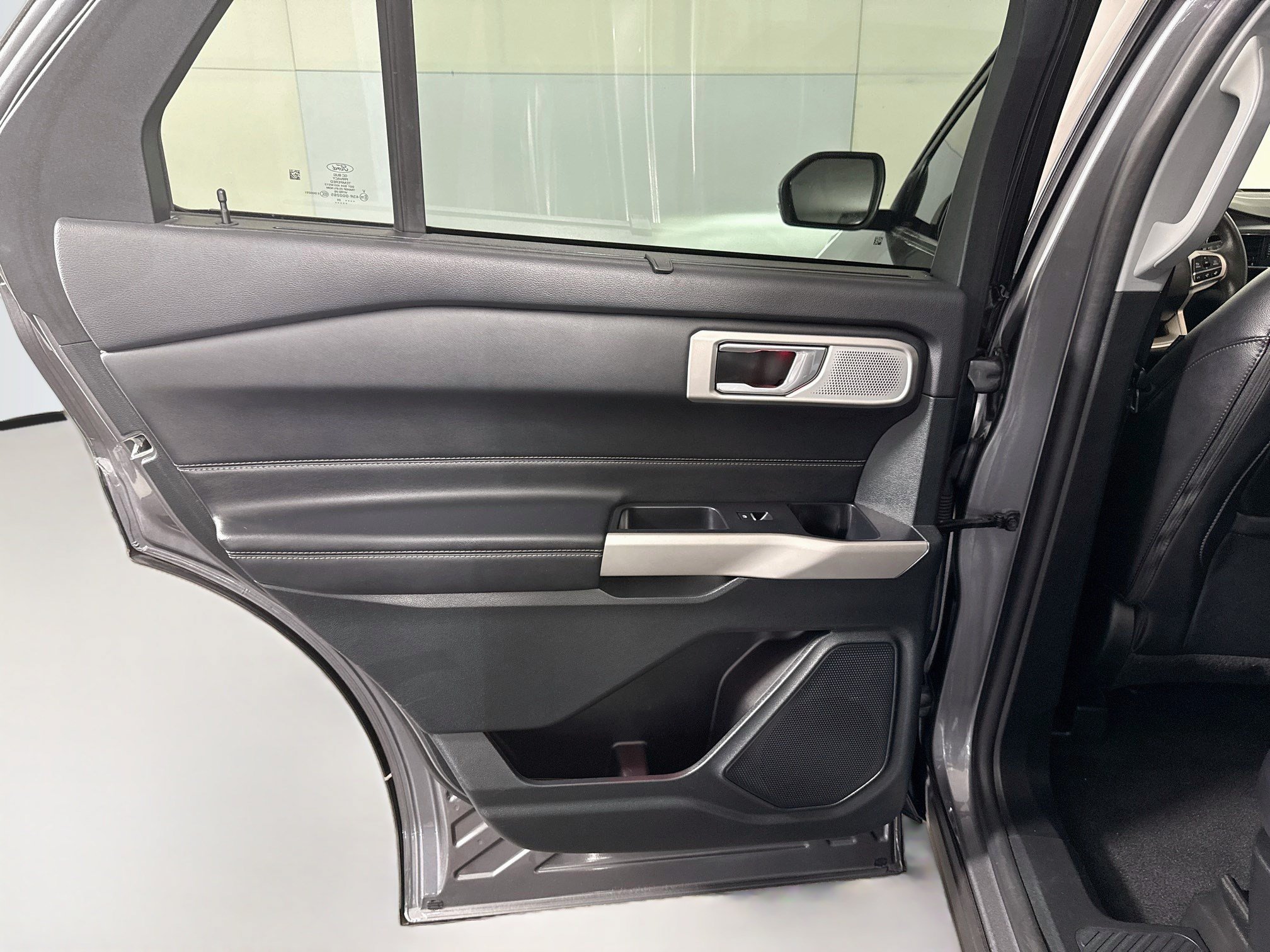 Used 2024 Ford Explorer Limited w/ Limited Technology Package RWD image 26