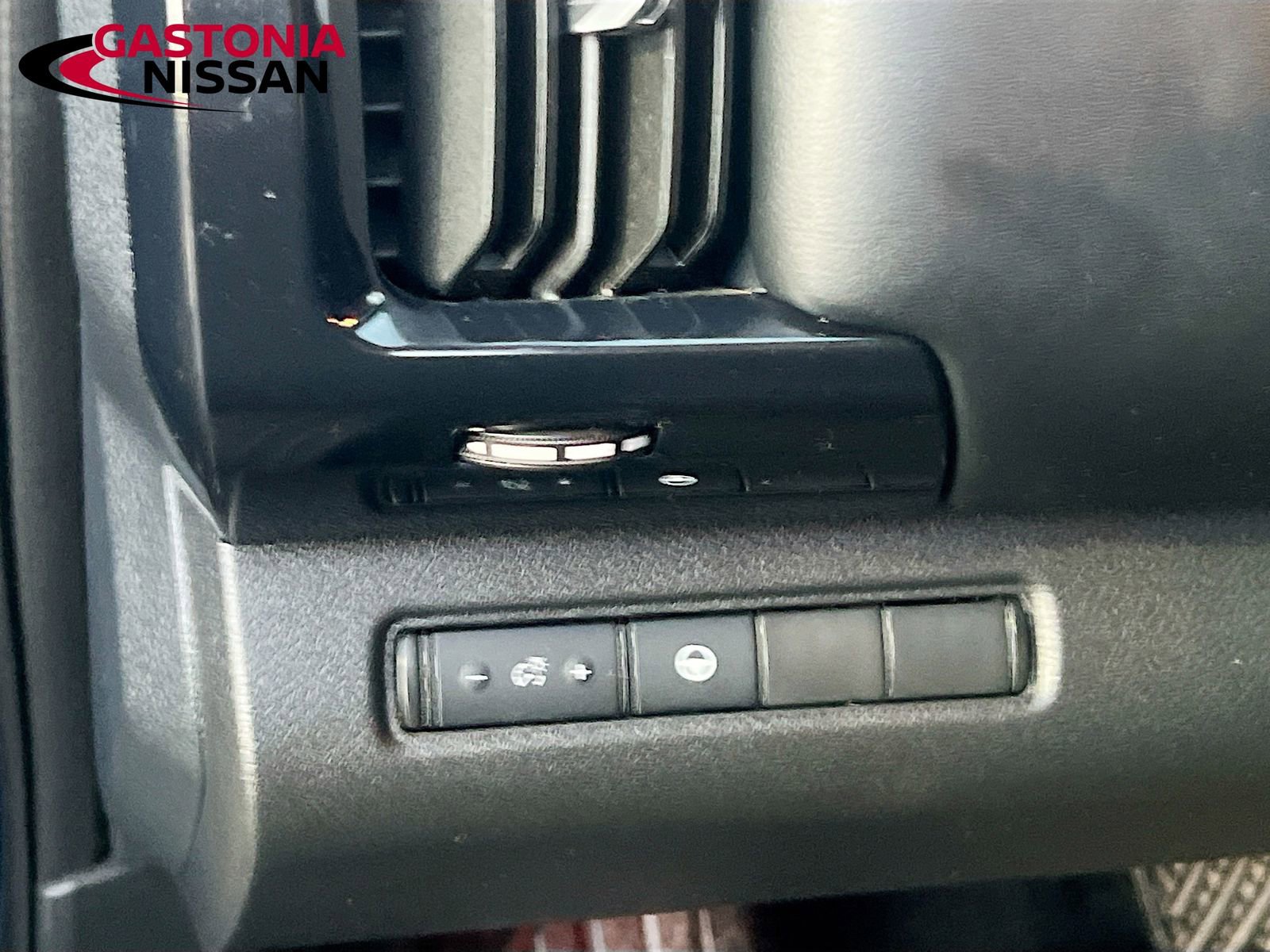 Used 2024 Nissan Pathfinder SV image 13